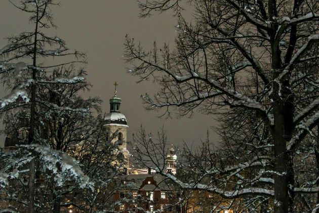 Der Innsbrucker Dom vom Waltherpark aus gesehen.