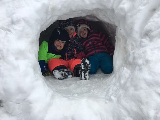 Max, Sophie und Yvonne aus Wörgl bauten ein Iglu.
