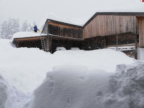 Ein Dach in Going wird vom Schnee befreit.