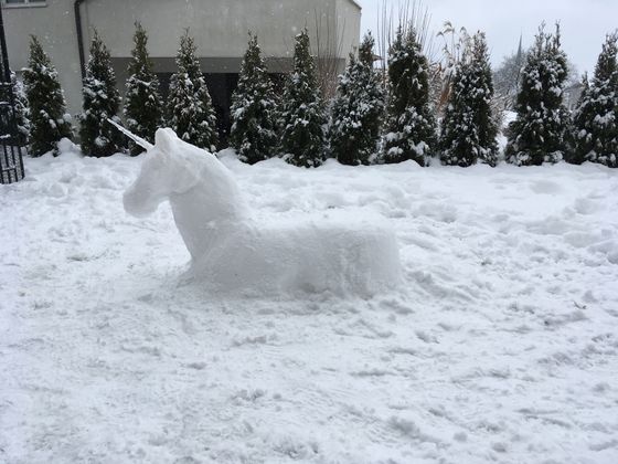 Der Winter macht kreativ: Im Bild ein Schnee-Einhorn.
