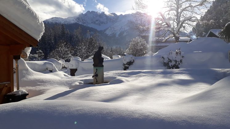 Der Dorfbrunnen in Biberwier, nur der Hl. Josef ist noch zu sehen.
