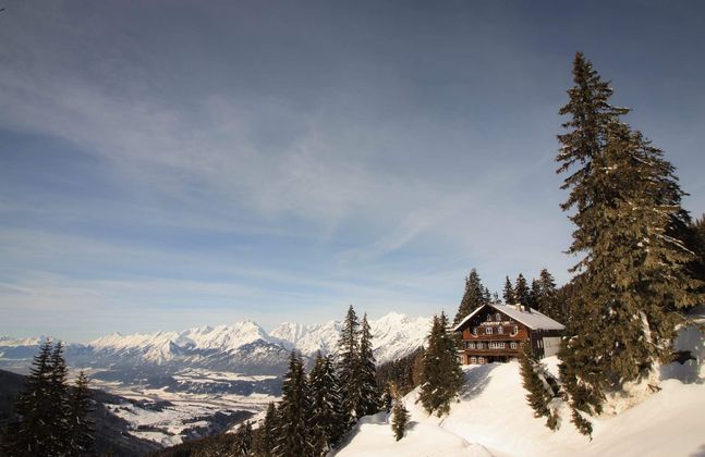 Blick auf Gasthof Loas bei traumhaftem Wetter.