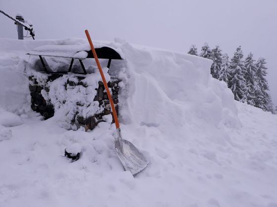 Am Hochpillberg werden fleißig Dächer vom Schnee befreit.