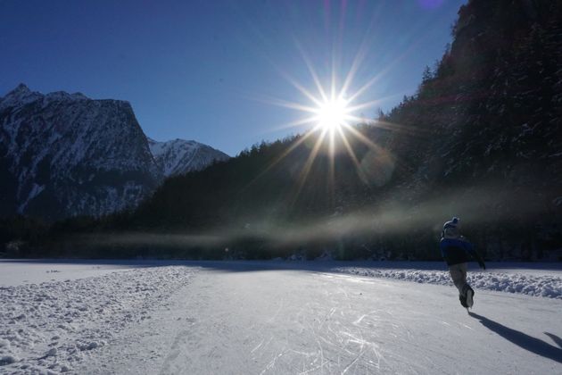 Eislaufen am Piburgersee im morgendlichen Nebelschleier.
