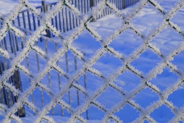 Glitzerwelt aus Reif und Eis am Sportplatz in Hall.