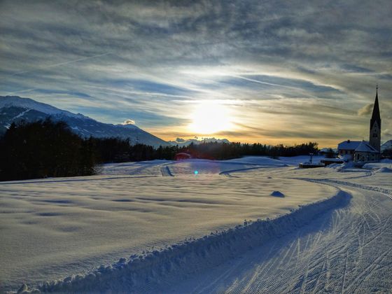 Loipe Gnadenwald mit Kirche St. Michael.