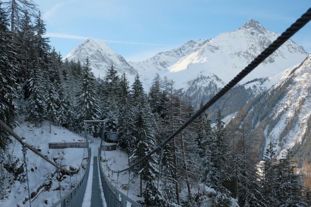 Hängebrücke in Längenfeld im Winterkleid.