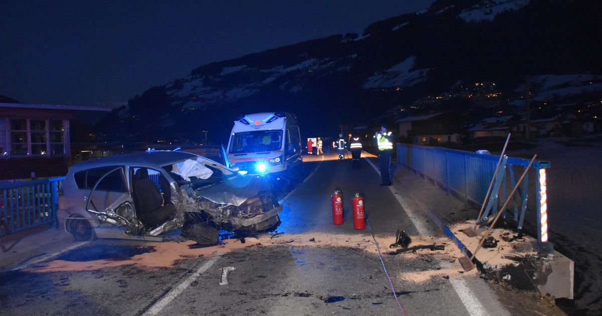 Auto krachte gegen Brückengeländer: Zwei Verletzte bei Unfall auf