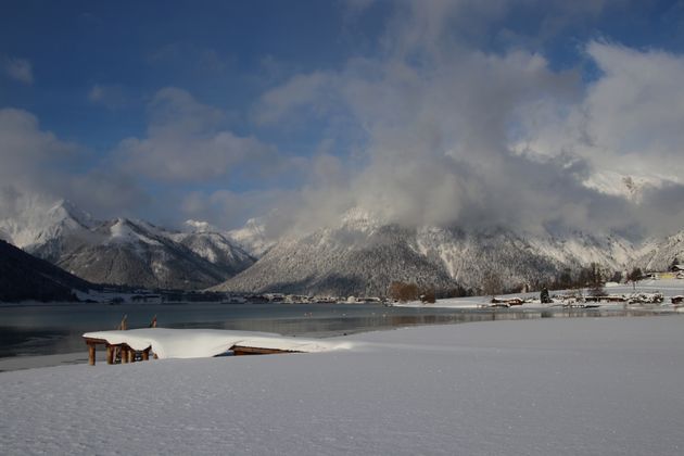 Blick über den winterlichen Achensee Richtung Pertisau.