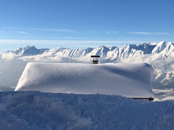 Mit Schnee bedeckte Gipfel und Dächer.