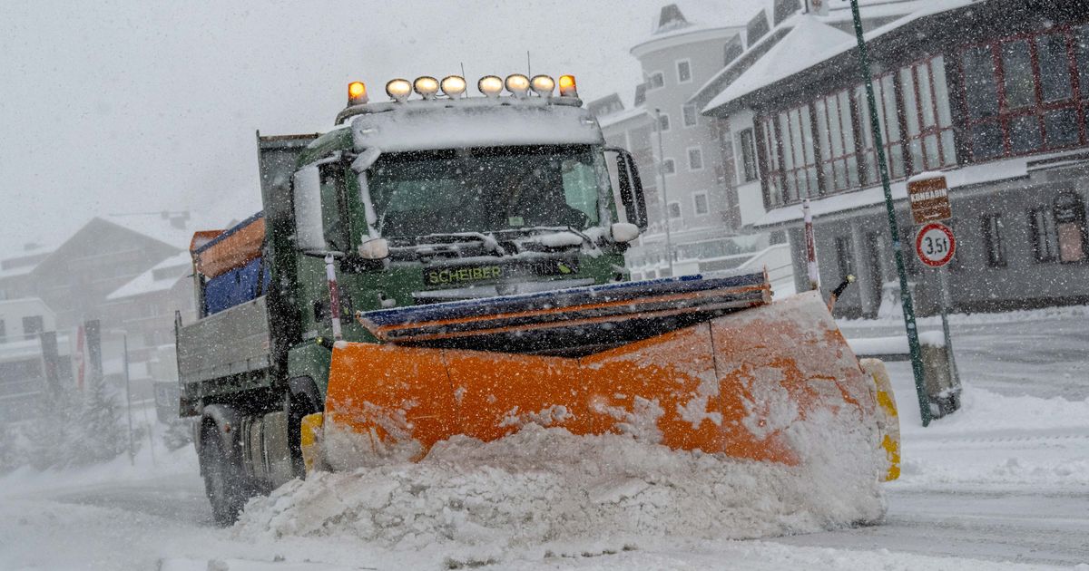Hit by snow plow: 74-year-old driver injured in collision in Matrei in ...