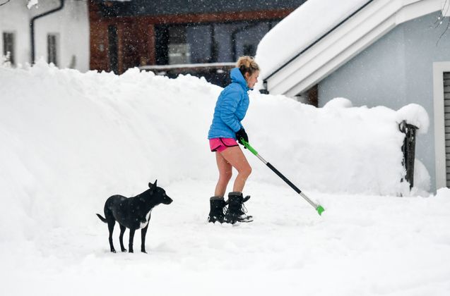 Offenbar nicht zu kalt hatte diese junge Frau beim Schneeschaufeln in Biberwier.