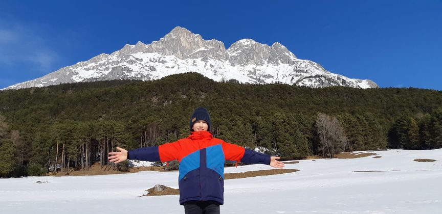 Liebe Grüße aus Telfs. Im Hintergrund unser Hausberg, die hohe Munde.