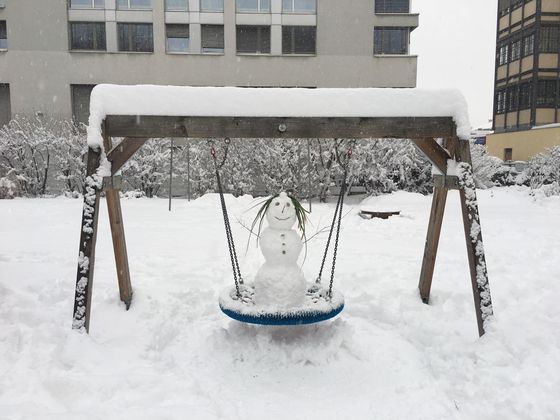 Ein schaukelnder Schneemann im Veldidenpark Innsbruck.