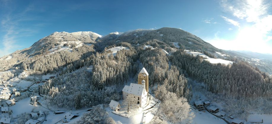 Burg Freundsberg mit Kellerjoch.