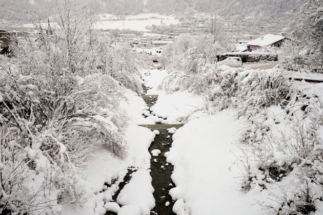 Blick von der Geißplatzbrücke in Schwaz den Lahnbach hinunter.