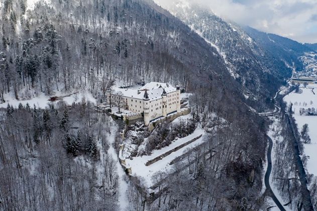Tief verschneites Schloss Tratzberg.