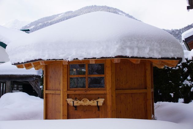 Verschneiter Garten in Weißenbach am Lech.