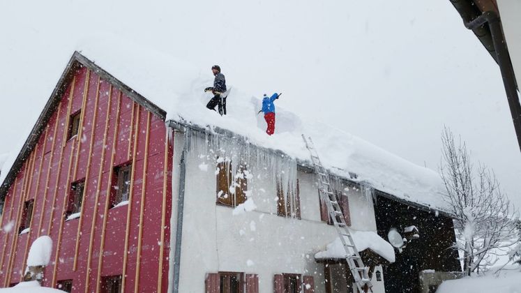Dachräumung in Nesselwängle im Außerfern.