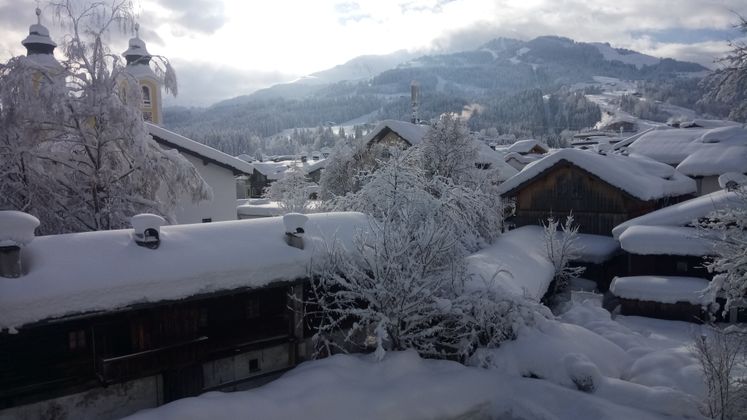 Blick auf das tief verschneite St. Johann in Tirol.