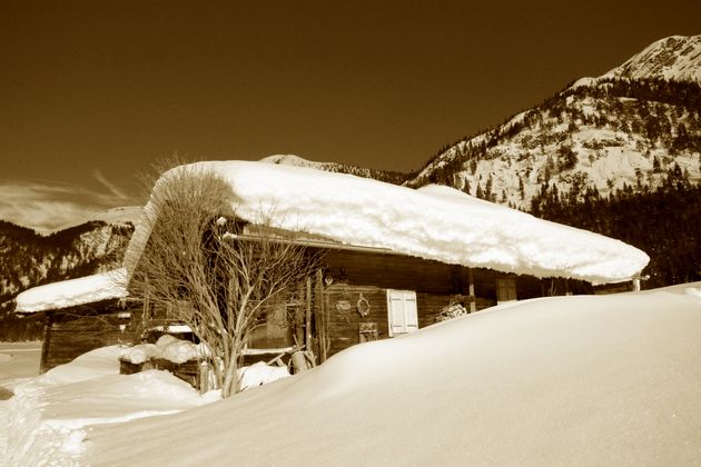Almhütte in der Pletzach im Winterschlaf.