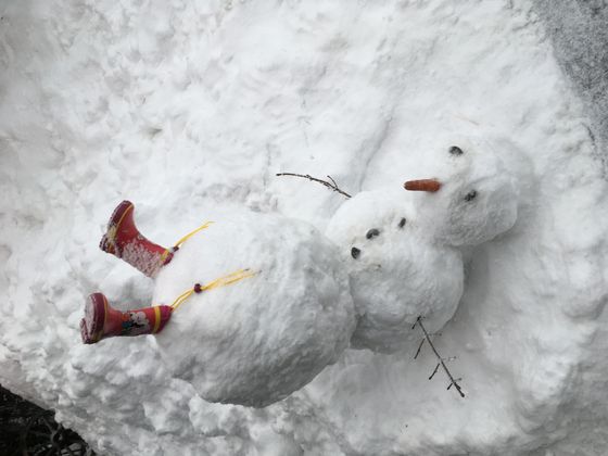 Dieser Schneemann schlägt angesichts der Schneemassen eine Purzelbaum.