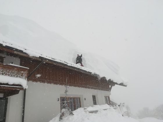 Schneeräumung von Dach in Söll.