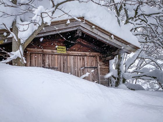 Alpbach. Frau Holle hat sich an den Hinweis "Ausfahrt freihalten" nicht gehalten.