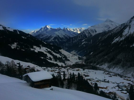 Winterlicher Blick auf Vorderlanersbach im Tuxertal.