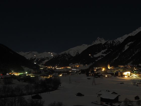 Schnann und der Arlberg bei Nacht.