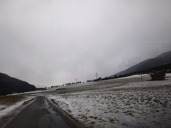 Tirol versinkt im Schnee. Doch Stams und Umgebung wurden vom Frau Holle vergessen.