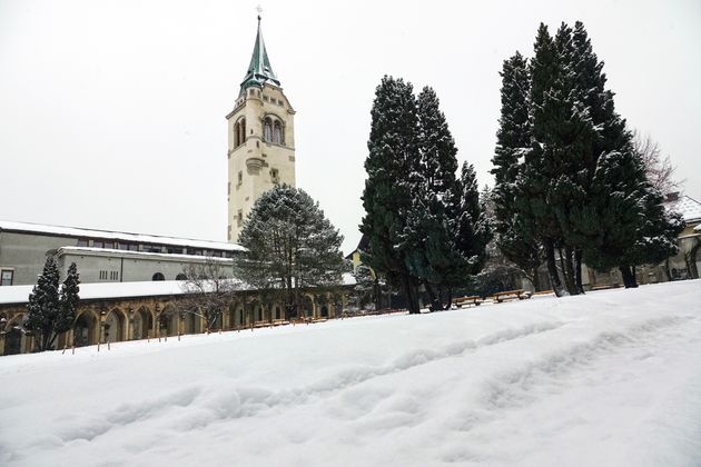 Winterruhe im Stadtpark Schwaz. Im Hintergrund der Glockenturm.