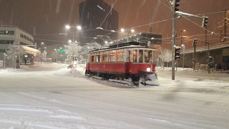 Eine historische Straßenbahn im tiefverschneiten Innsbruck.