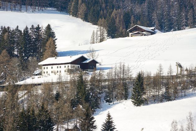 Zwei Höfe an der Brenner Straße am Berghang oberhalb von Gries am Brenner.