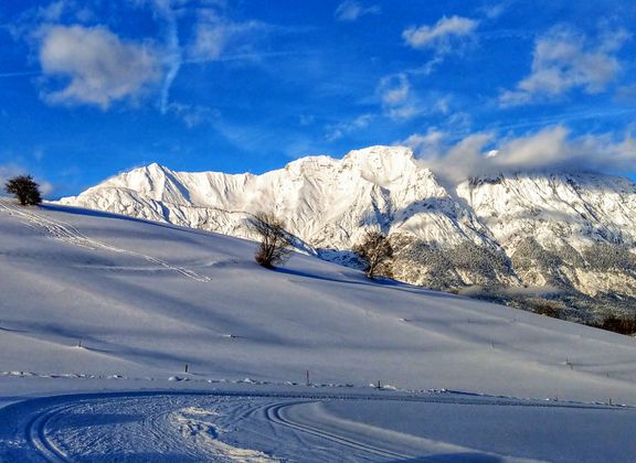 Loipe Rinn mit Bettelwurfmassiv im Hintergrund.