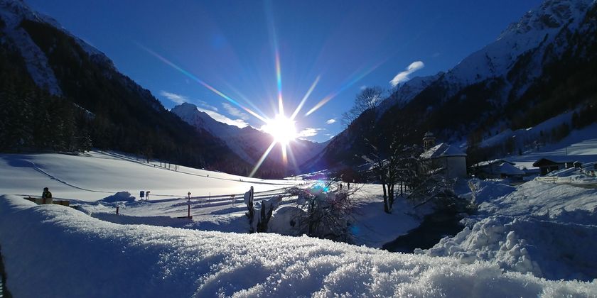 Sonnige Aufnahme beim Langlaufen im traumhaften Gschnitztal.